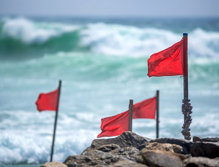 Rode waarschuwingsvlag op strand
